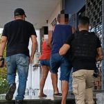 Casal é preso por envolvimento em assalto loja de veículos