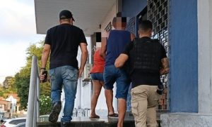 Casal é preso por envolvimento em assalto loja de veículos