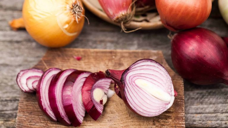 Cebola roxa é mais saudável que a branca. Mito ou