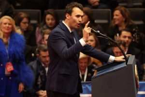 Charlie Kirk, aliado de Trump, morre após atentado nos EUA