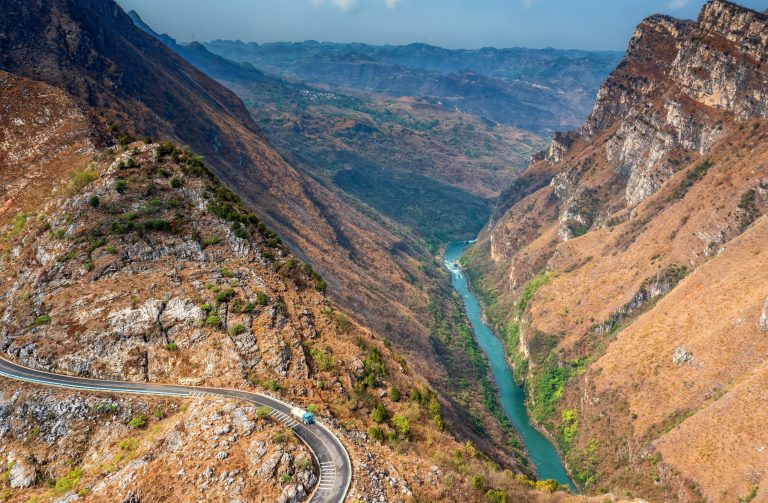 China inaugura ponte mais alta que duas Torres Eiffel empilhadas