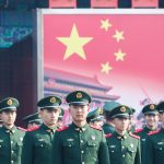 China revela arma a laser, tanque ‘inteligente’ e mísseis avançados