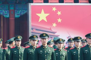 China revela arma a laser, tanque ‘inteligente’ e mísseis avançados