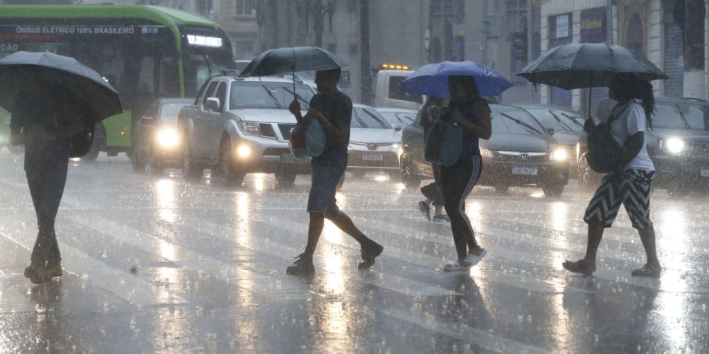 Chuvas em São Paulo deixam feridos e suspendem operação de