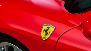 Clássico repaginado? Conheça o novo superesportivo da Ferrari