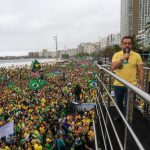 Cláudio Castro defende inocência de Bolsonaro em ato em Copacabana;