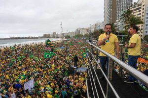 Cláudio Castro defende inocência de Bolsonaro em ato em Copacabana;