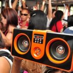 Cláudio Castro veta projeto que proibia música em ônibus no