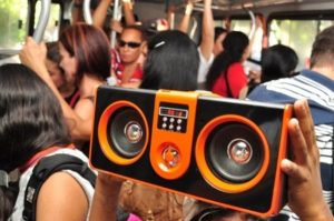 Cláudio Castro veta projeto que proibia música em ônibus no