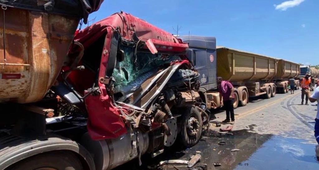 Colisão envolvendo quatro veículos provoca congestionamento na BR-135, em Itapecuru