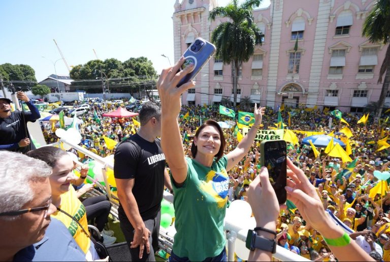 Com Michelle e Tarcísio, ato pró-Bolsonaro na Paulista tem faixas