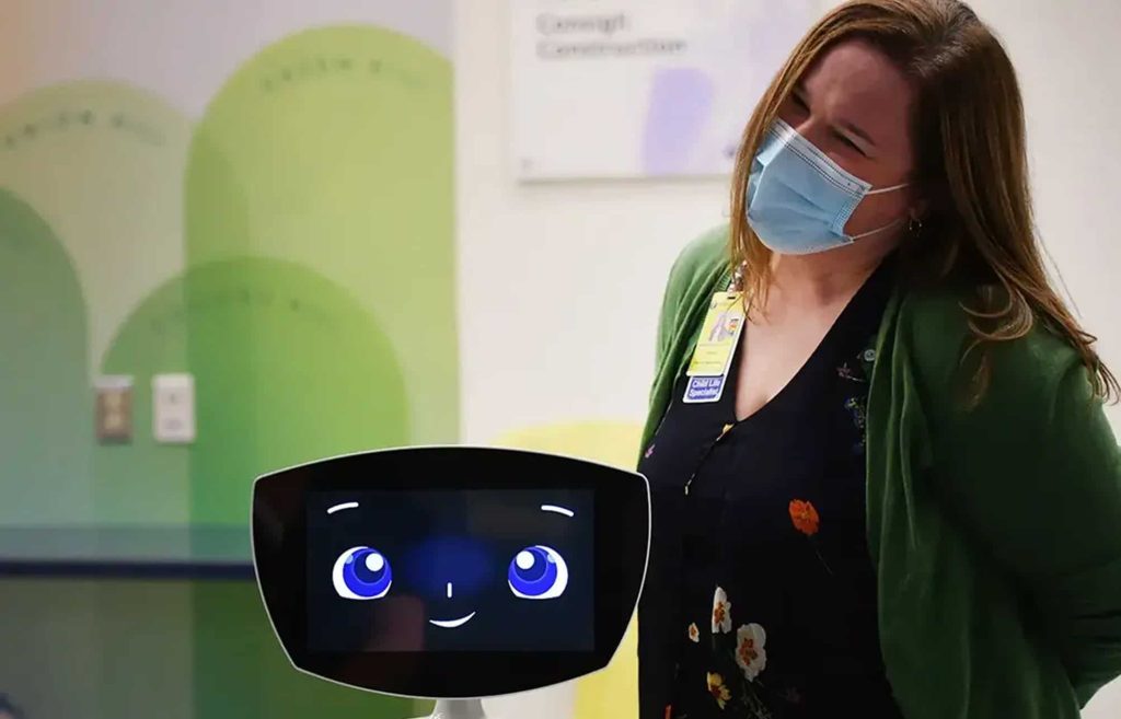 Companhia inesperada: robô “criança” traz apoio emocional a pacientes e