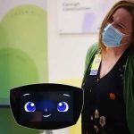 Companhia inesperada: robô “criança” traz apoio emocional a pacientes e