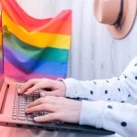 Comunidades online se tornam refúgios para jovens LGBTQIA+, dizem estudos