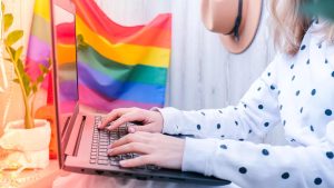 Comunidades online se tornam refúgios para jovens LGBTQIA+, dizem estudos