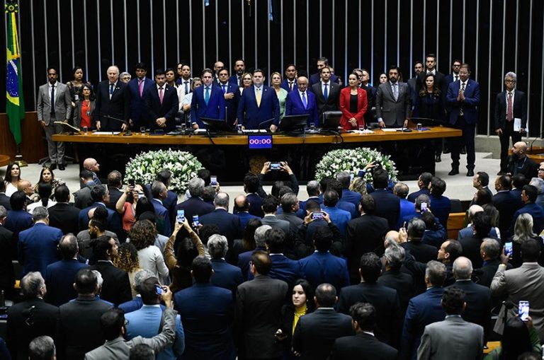 Congresso aprova novas regras para pagamento de precatórios na presença