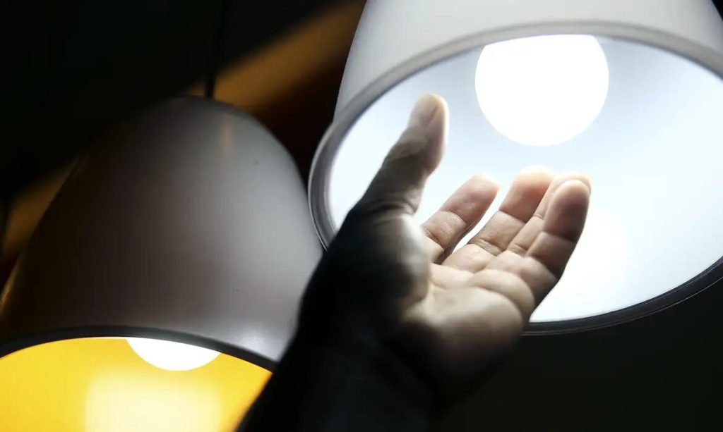 Conta de luz terá bandeira vermelha patamar 1 em outubro