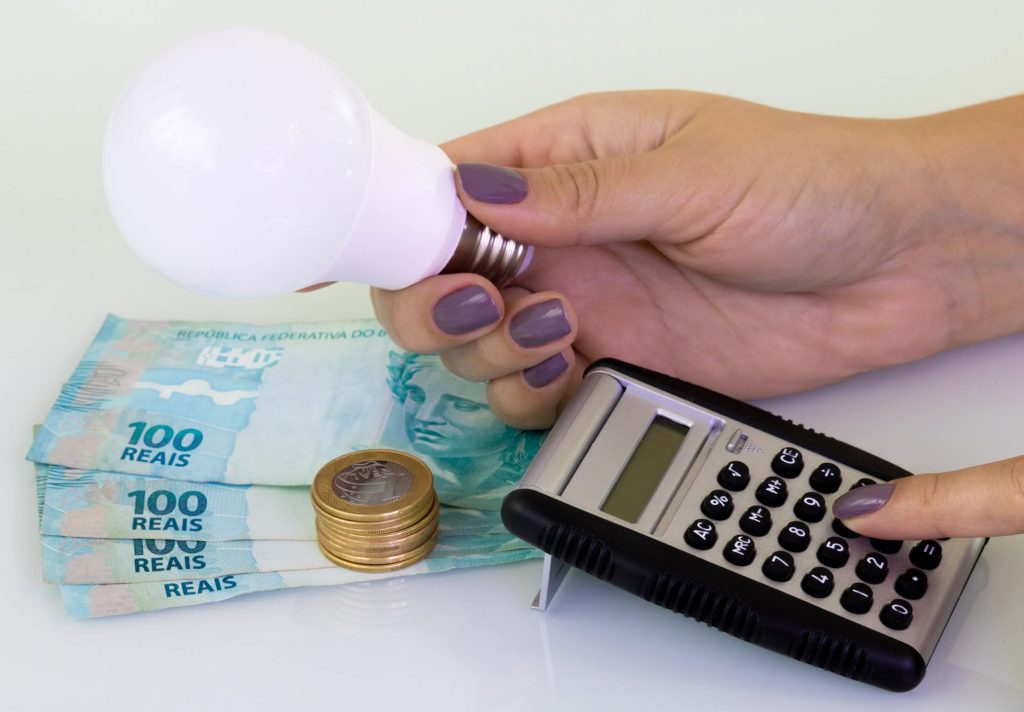Conta de luz vai ficar mais barata em outubro, mas