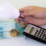 Conta de luz vai ficar mais barata em outubro, mas