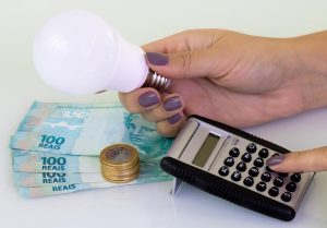 Conta de luz vai ficar mais barata em outubro, mas