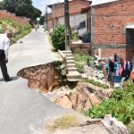 Crateras em rua do Alto da Esperança gera risco de