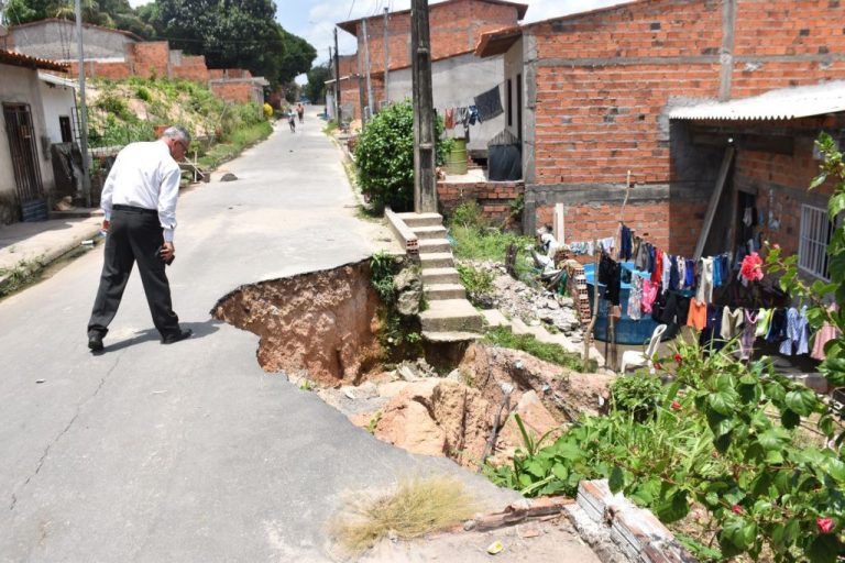Crateras em rua do Alto da Esperança gera risco de