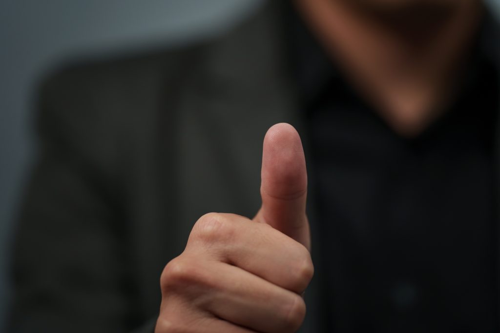 Dedão grande, cérebro maior? Estudo aponta relação surpreendente