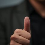 Dedão grande, cérebro maior? Estudo aponta relação surpreendente