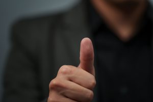 Dedão grande, cérebro maior? Estudo aponta relação surpreendente
