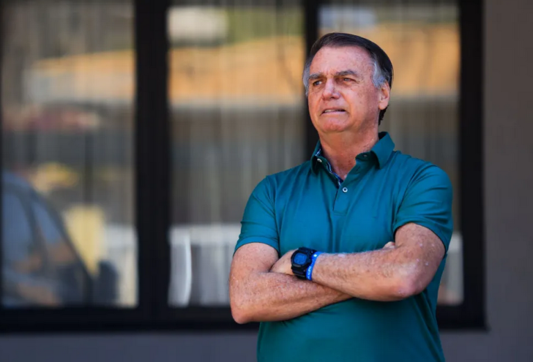 Defesa de Bolsonaro pede ao STF revisão de prisão domiciliar