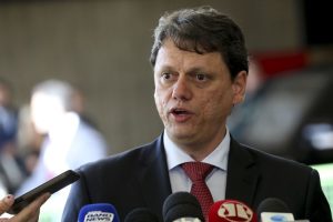 Deputado aciona MP para investigar viagem de Tarcísio a Brasília