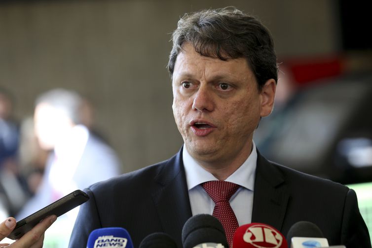 Deputado aciona MP para investigar viagem de Tarcísio a Brasília