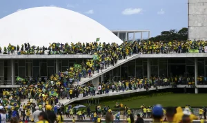 Deputados avaliam urgência de projeto que propõe anistia a golpistas