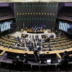 Deputados interrompem sessão da Câmara para definir votação sobre anistia