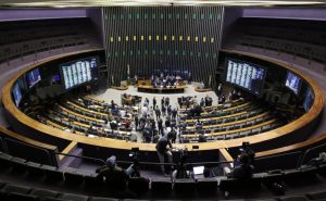 Deputados interrompem sessão da Câmara para definir votação sobre anistia