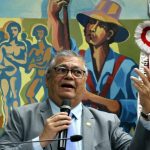 Dino usa ‘Pateta e Mickey’ para fazer piada a Trump