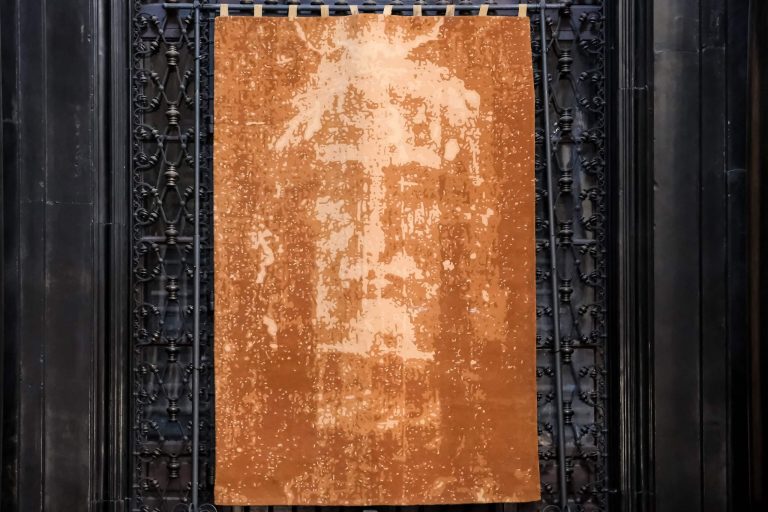 Documento encontrado reacende debate sobre o Santo Sudário