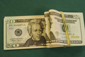 Dólar recua a R$ 5,35 e fecha no menor valor