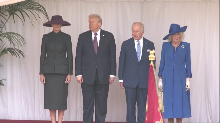 Donald Trump é recebido com pompa pela família real no