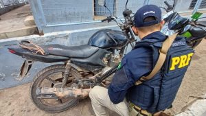 Duas motocicletas foram recuperadas nas rodovias federais durante o fim