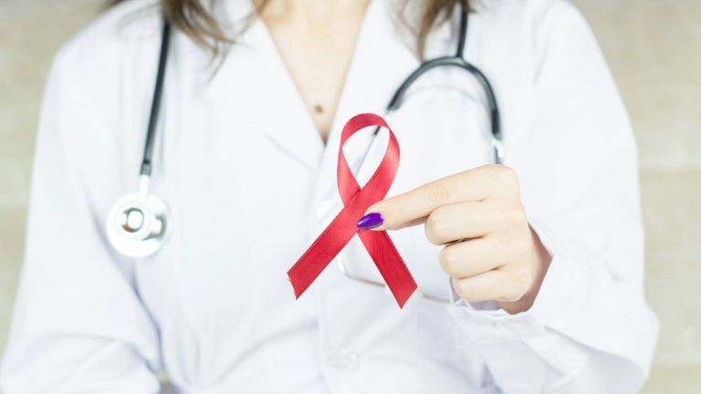 É verdade que há pessoas imunes ao HIV? Entenda o