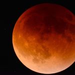 Eclipse lunar total acontece neste domingo e terá transmissão ao