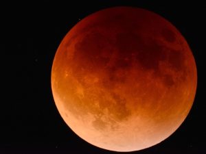 Eclipse lunar total acontece neste domingo e terá transmissão ao