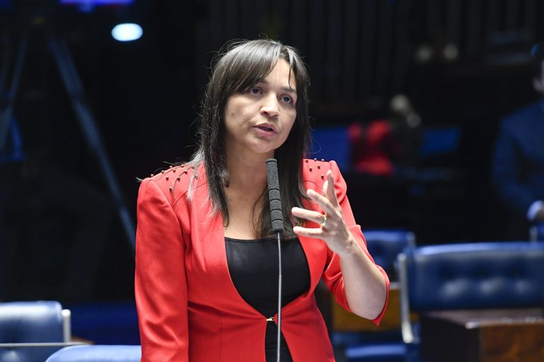 Eliziane Gama entra em embate com relator da CPMI do