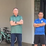 Em dia decisivo no STF, Bolsonaro acena para apoiadores na