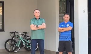Em dia decisivo no STF, Bolsonaro acena para apoiadores na