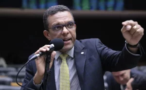 Em julgamento de Bolsonaro, Otoni comemora voto de Fux 
