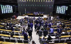 Em resposta ao STF, Câmara aprova PEC que amplia blindagem