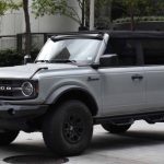 Estacionar sobre uma tampa de bueiro dá multa? Veja o