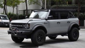Estacionar sobre uma tampa de bueiro dá multa? Veja o